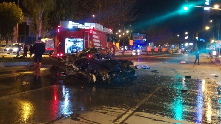 İzmir’de feci kaza... Takla atan araçtan caddeye savruldular: 2 ölü, 1 yaralı