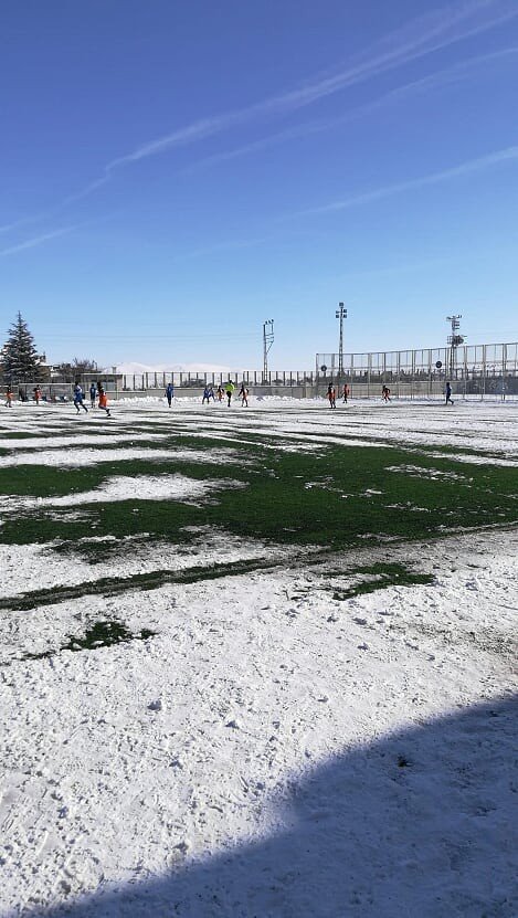 Şampiyonluk maçına çıkacak takımları için stadı mahalle halkı temizledi