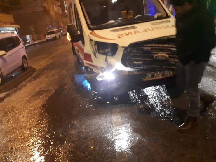 Hasta taşıyan ambulans kaza yaptı