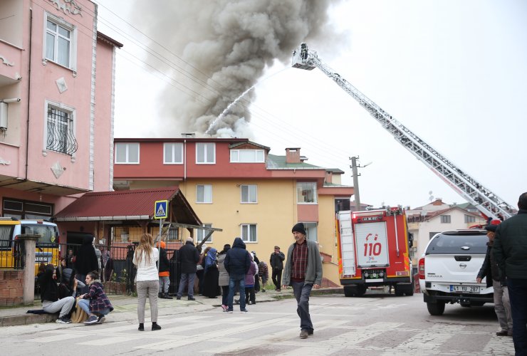 Kocaeli'de bir apartmanın çatısında çıkan yangın hasara neden oldu