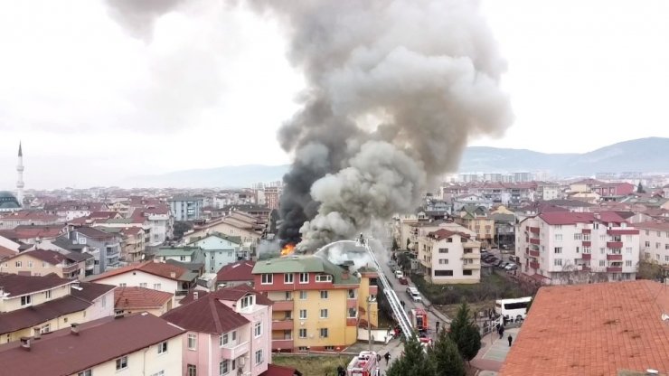 Kocaeli’de 5 katlı bina alevlere teslim oldu