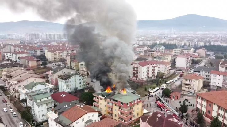 Kocaeli’de 5 katlı bina alevlere teslim oldu