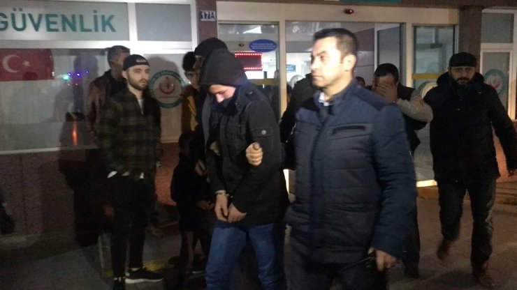 Araçlardan akü çalan baba, oğul ve arkadaşı yakalandı