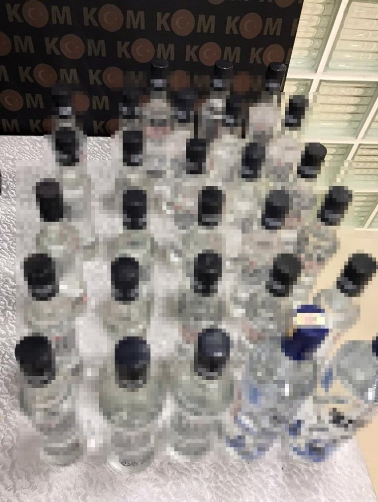Durdurulan araçtan onlarca kaçak içki çıktı