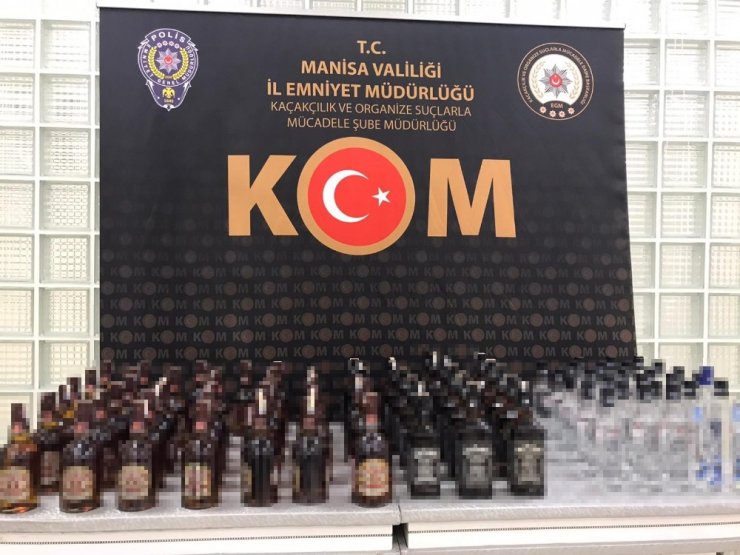 Durdurulan araçtan onlarca kaçak içki çıktı