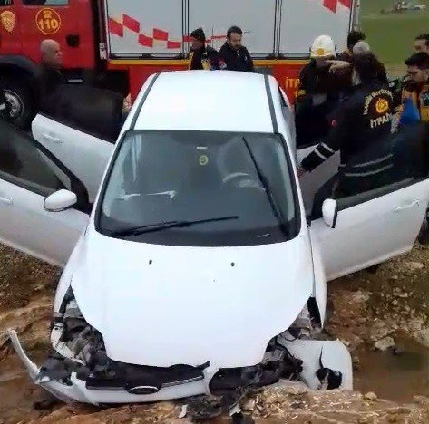 Mardin’de otomobil şarampole yuvarlandı: 3 yaralı