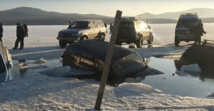 Rusya’da buz tabakası kırıldı, 45 araç suya battı