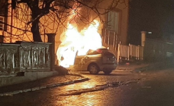 Park halindeki araç alev alev yandı