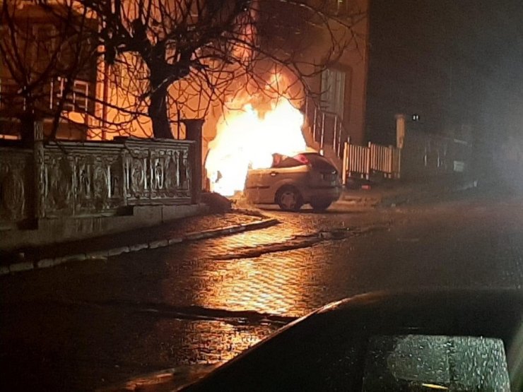 Park halindeki araç alev alev yandı