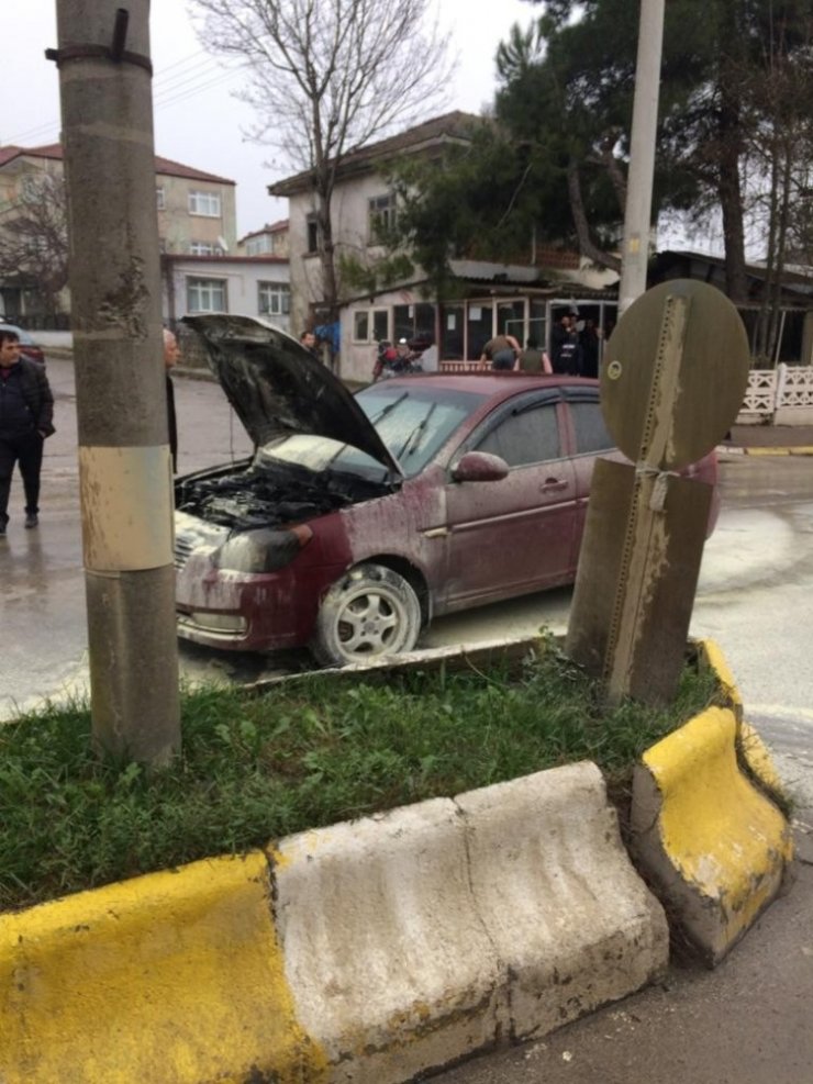 Seyir halinde alev alan otomobile ilk müdahaleyi vatandaş yaptı