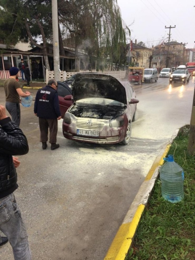 Seyir halinde alev alan otomobile ilk müdahaleyi vatandaş yaptı