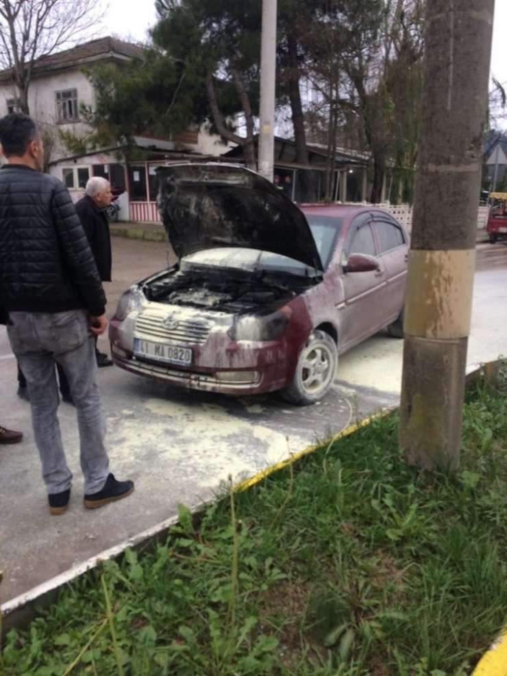 Seyir halinde alev alan otomobile ilk müdahaleyi vatandaş yaptı