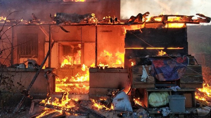 Samsun’da alev alev ev yangını