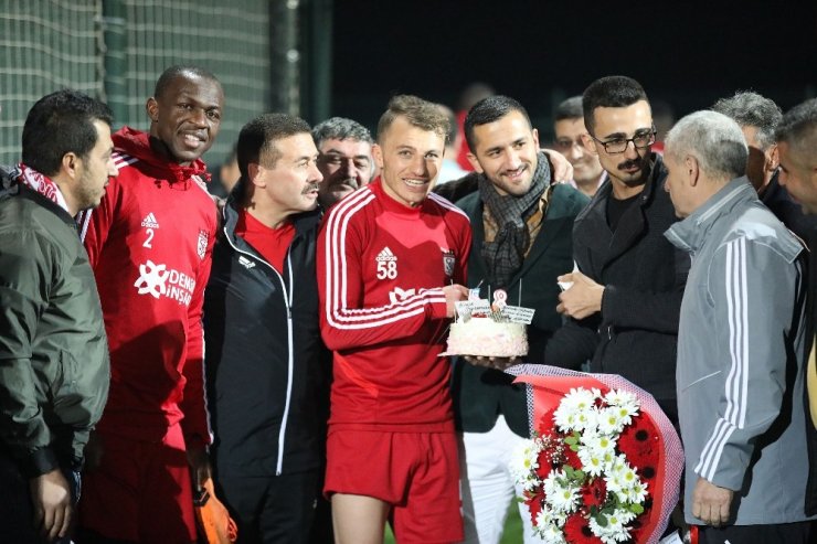 Kaptan Ziya Erdal’a sürpriz doğum günü kutlaması
