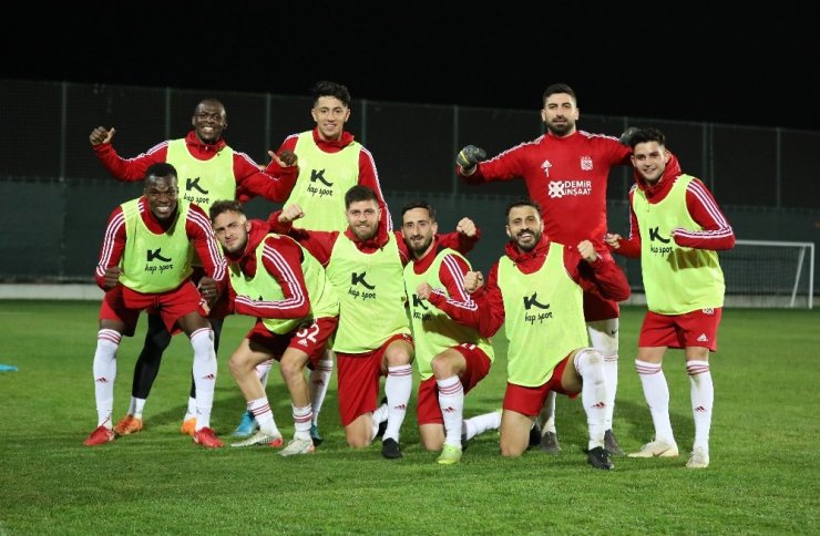 Kaptan Ziya Erdal’a sürpriz doğum günü kutlaması