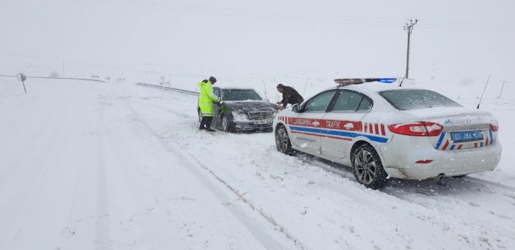 Jandarma ekiplerinden kardan kapanan yollarda mahsur kalan araçlara yardım