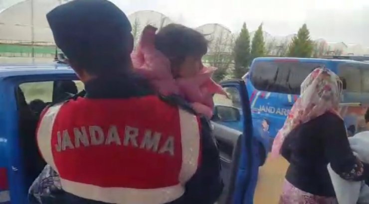 Sel nedeniyle evlerinde mahsur kalan 5 aileyi jandarma kurtardı
