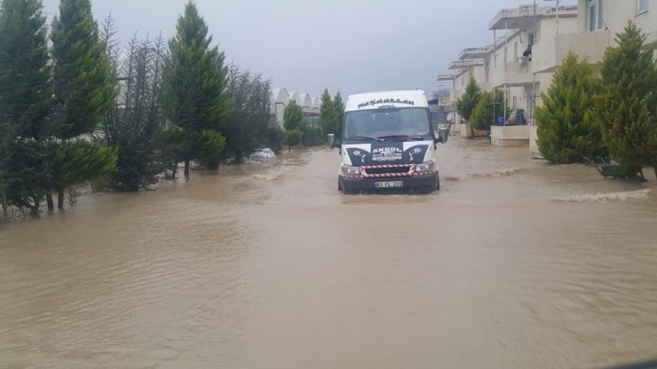 Sel nedeniyle evlerinde mahsur kalan 5 aileyi jandarma kurtardı