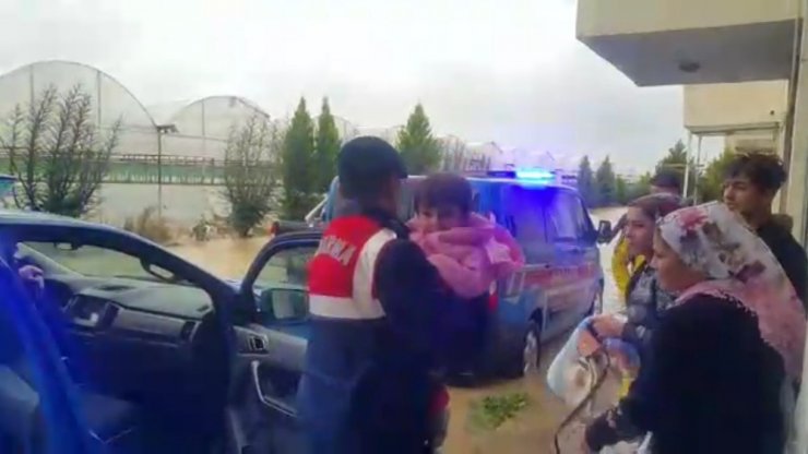 Sel nedeniyle evlerinde mahsur kalan 5 aileyi jandarma kurtardı