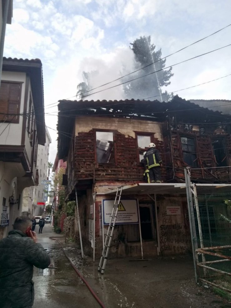 Antalya’da tarihi ahşap yapıda yangın