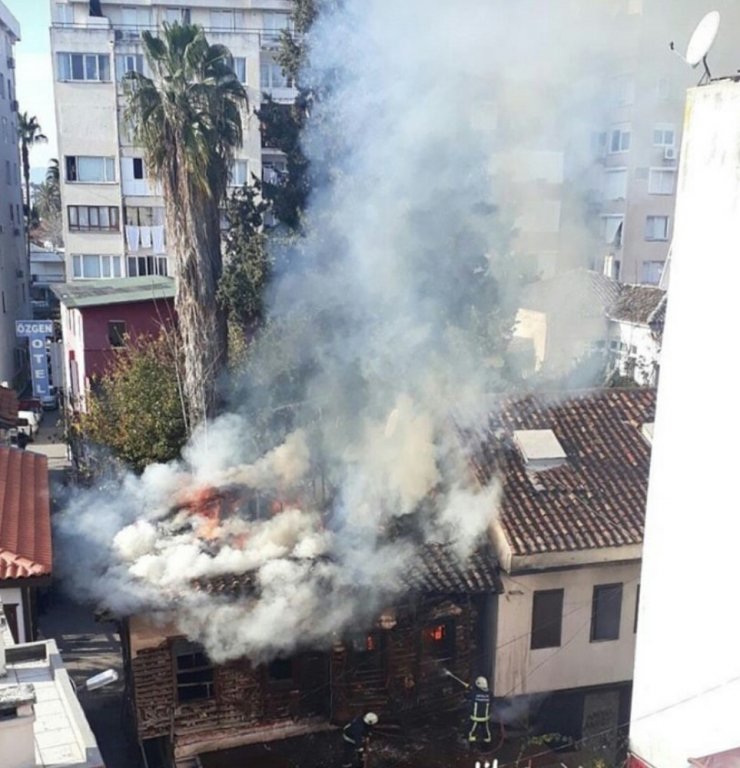 Antalya’da tarihi ahşap yapıda yangın