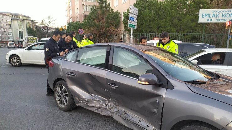 Bahçelievler’de iki otomobilin karıştığı kazada 5 kişi yaralandı
