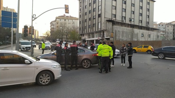 Bahçelievler’de iki otomobilin karıştığı kazada 5 kişi yaralandı