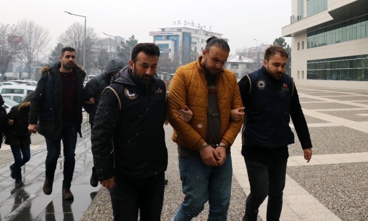 Bolu’da, Irak uyruklu DEAŞ şüphelisi 3 kişi adliyeye sevk edildi
