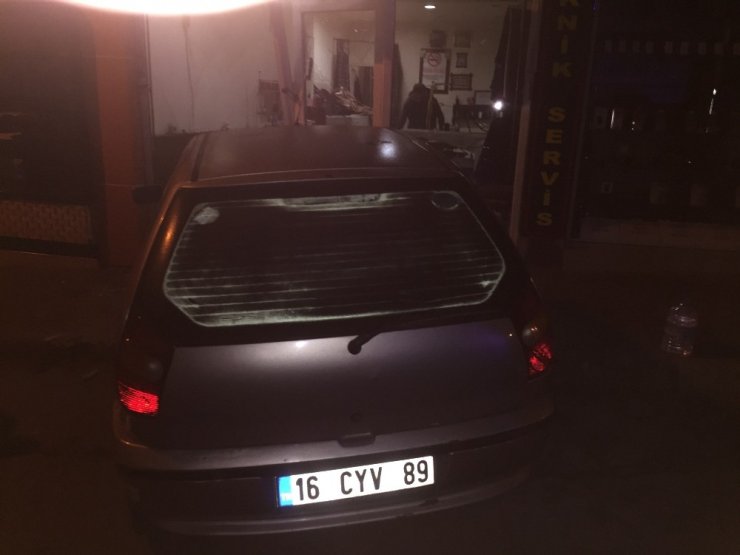 Arkasında seyreden otomobil çarptı, dükkana girdi