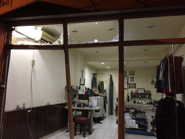 Arkasında seyreden otomobil çarptı, dükkana girdi