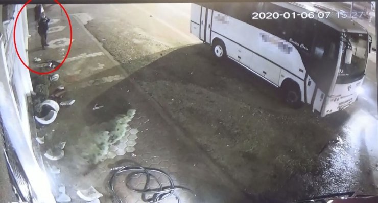 Otomobil ile servis aracı böyle çarpıştı, kaldırımda bekleyen kadınlar da ölümden döndü