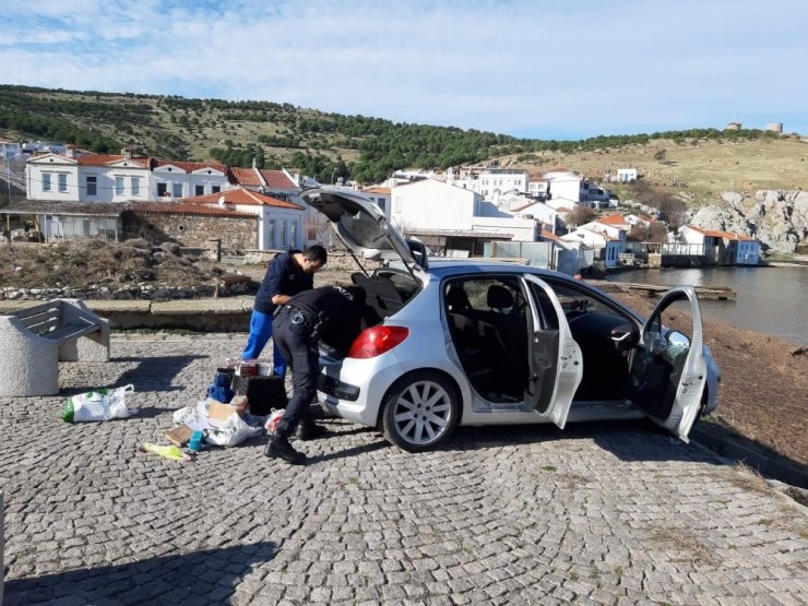 Aracını denize sürdü, camı kıran polis son anda kurtardı