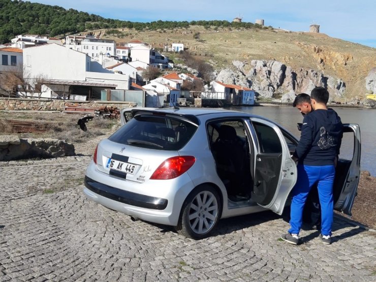 Aracını denize sürdü, camı kıran polis son anda kurtardı
