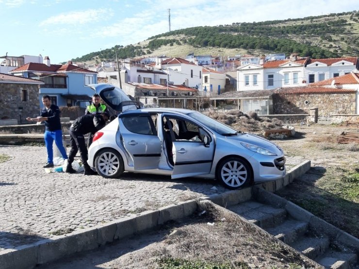 Aracını denize sürdü, camı kıran polis son anda kurtardı