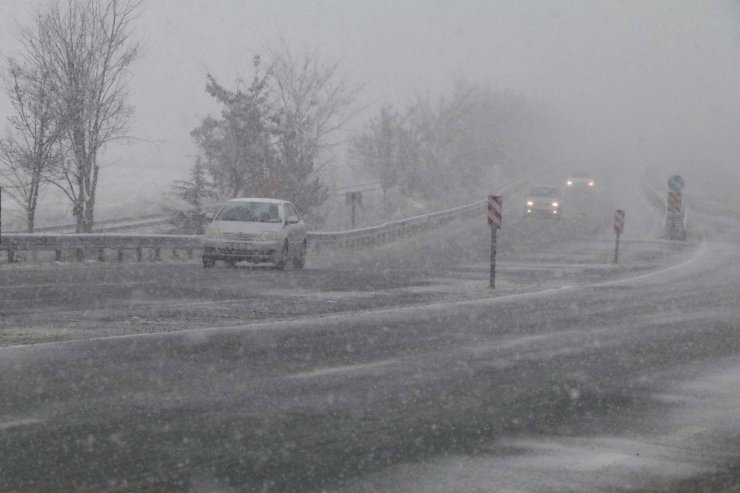 Çankırı'da kar ve sis ulaşımı olumsuz etkiledi