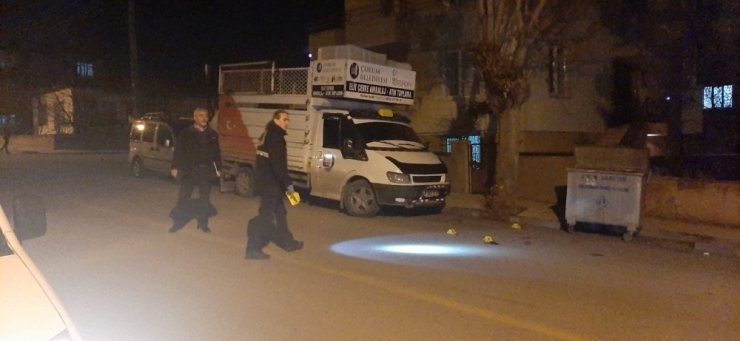 Evinin önünde silahlı saldırıya uğradı, kahvehaneye sığındı