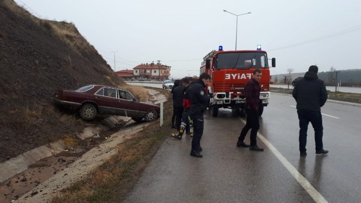 Kontrolden çıkan otomobil şarampole uçtu: 4 yaralı