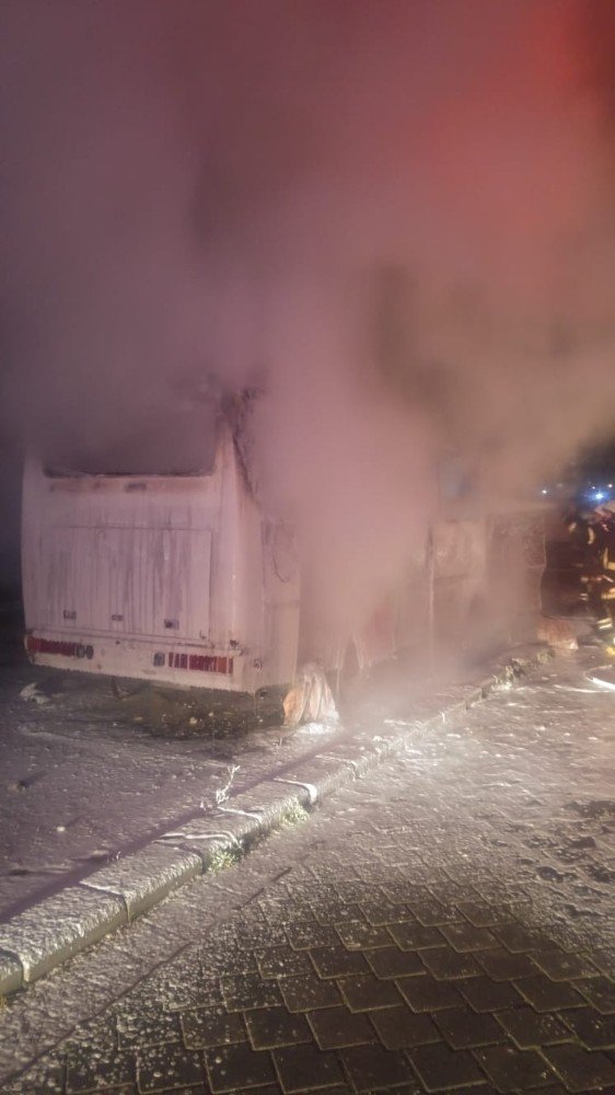 Park halindeki midibüs kundaklandı