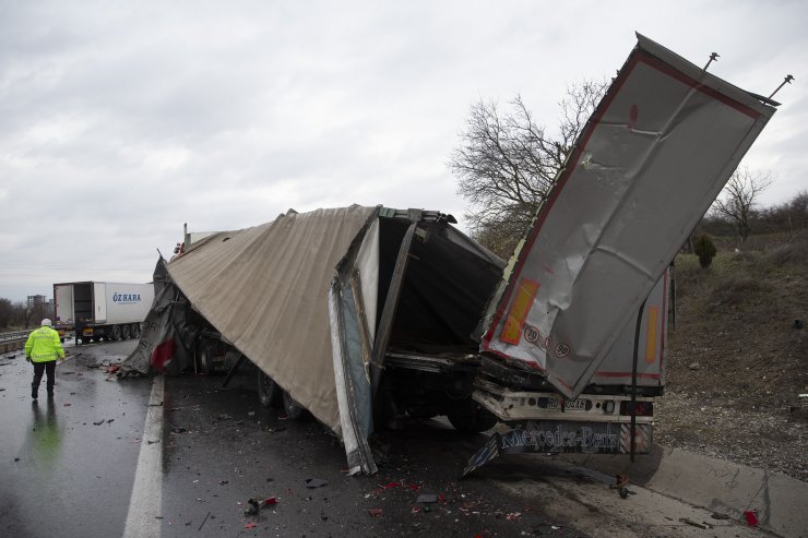 Kapıkule-İstanbul kara yolunda tır kazası nedeniyle 3 saat ulaşım sağlanamadı