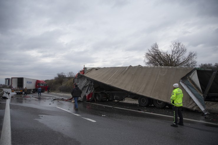 Kapıkule-İstanbul kara yolunda tır kazası nedeniyle 3 saat ulaşım sağlanamadı