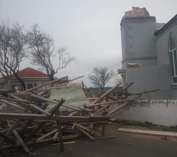 Rüzgar nedeniyle caminin minaresi yıkıldı
