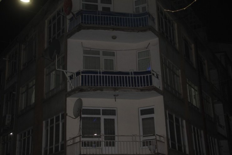 Çilingir yardımıyla girdiği evde annesinin cansız bedeniyle karşılaştı