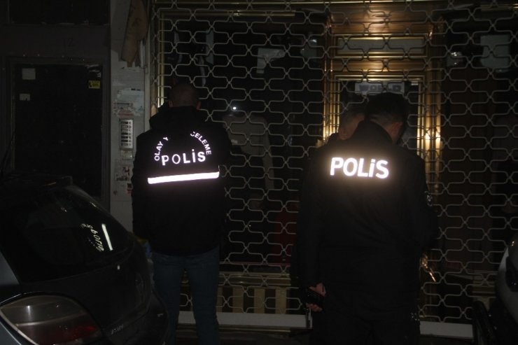 Çilingir yardımıyla girdiği evde annesinin cansız bedeniyle karşılaştı