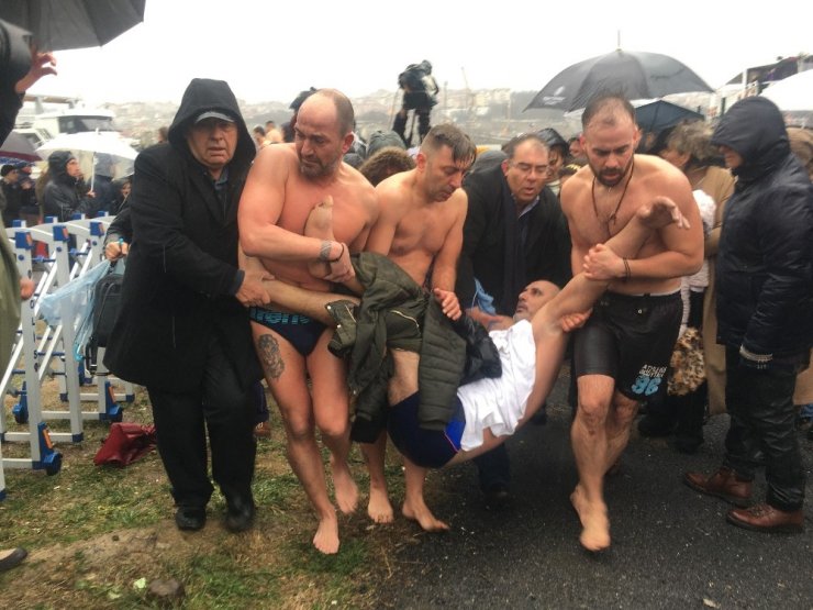 Haç çıkarma töreni sırasında fenalaşan Yunanistan vatandaşı hastaneye kaldırıldı