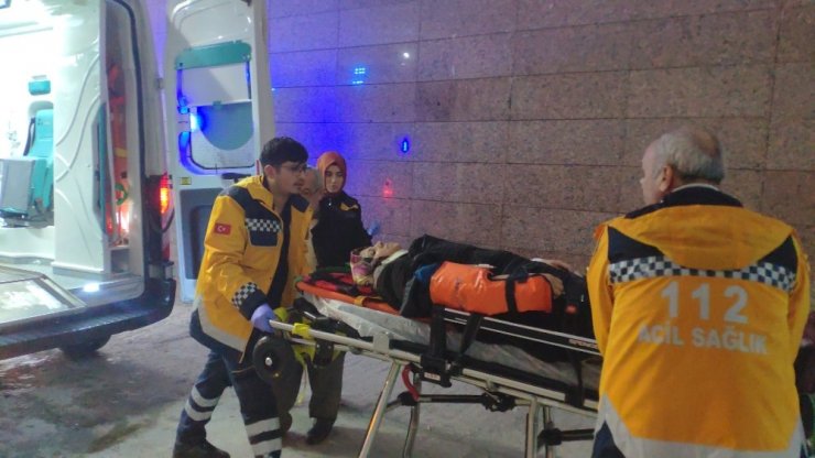 Yoldan çıkan araç su kanalına uçtu: 3 yaralı