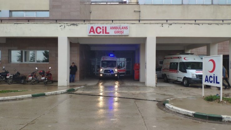Yoldan çıkan araç su kanalına uçtu: 3 yaralı