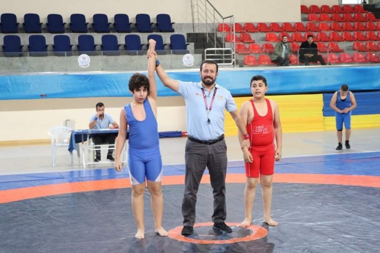 Pehlivanlar okullar arası müsabakalarda mindere çıktı