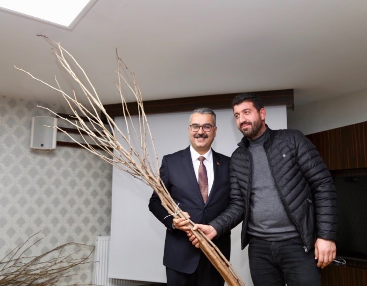 Süne ile mücadele kapsamında 4 bin fidan dağıtıldı