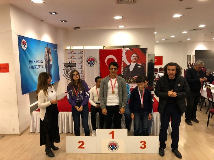 Görme engelliler satranç turnuvasında kıyasıya yarıştı