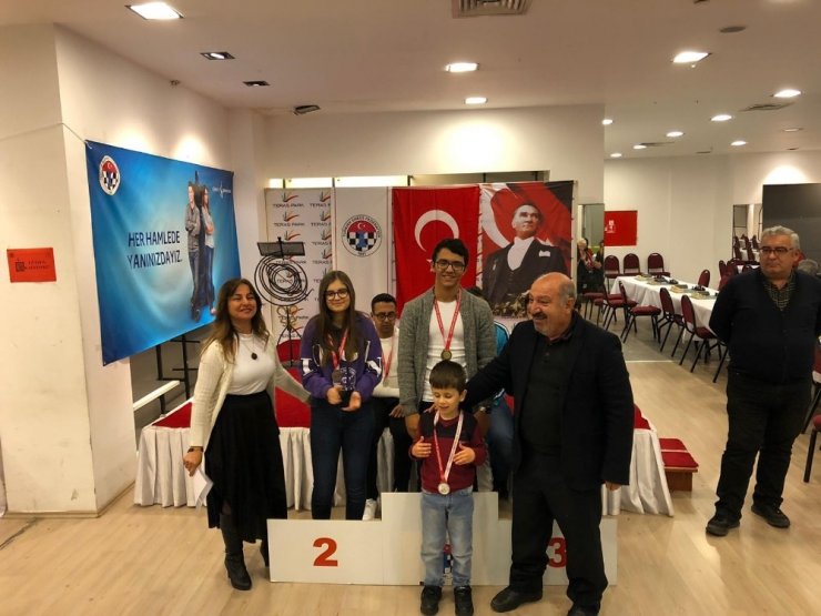 Görme engelliler satranç turnuvasında kıyasıya yarıştı